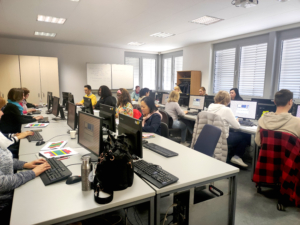 Menschen sitzen am PC und üben