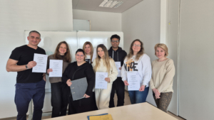 Teilnehmende halten stolz ihr Zertifikat in die Kamera