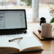 Gemütlicher Arbeitsplatz zu Hause oder im Cafe bei einer Onlineveranstaltung