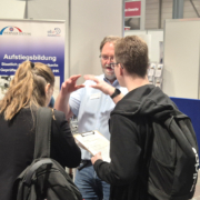 Am Messestand des EBZ lassen sich zwei junge Menschen beraten