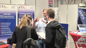 Berufsstart Sept 2025 (3) Am Messestand des EBZ lassen sich zwei junge Menschen beraten