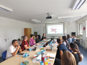 Bild Nachhaltigkeit Das BLEIBdran+ Team sitzt gemeinsam in einem Seminarraum