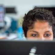 Frau blickt auf einen Computerbildschirm