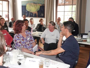 DSC01376 Saalbild mit Teilnehmenden im Gespräch