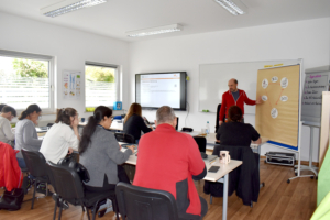 DSC_0148 Benjamin Heinrichs steht vor einer Moderationswand