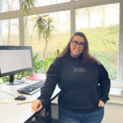 Frau steht in ihrem neuen Büro