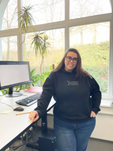 Frau steht in ihrem neuen Büro