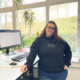 Frau steht in ihrem neuen Büro