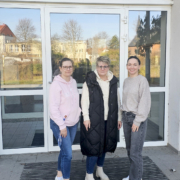 Drei Frauen des Teams für Hauptschulabschlüsse stehen vorm Eingang des Kolpingwerks
