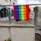 An der GU Arbstadt hängt eine Regenbogenflagge