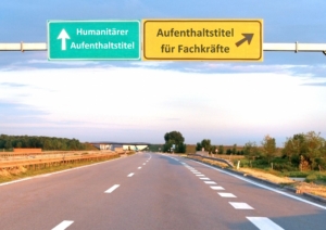 Symbolbild für den Spurwechsel. Zu sehen ist eine Autobahnabfahrt