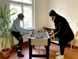 IMG_2125 Eine Schülerin und ein Schüler spielen Tischfußball im Gemeinschaftsraum