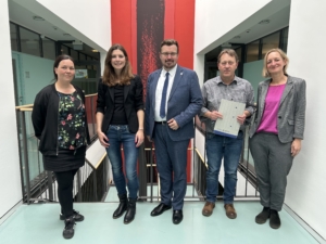 Juliane Kemnitz, Christiane Welker, Christian Klein, Stefan Zabold, Christiane Götze im Ministerium
