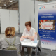 BLEIBdran plus-Mitarbeiterin berät eine Interessierte am EBZ Messestand