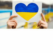 Ein Papier mit einem gemalten Herz in den Farben der Ukraine