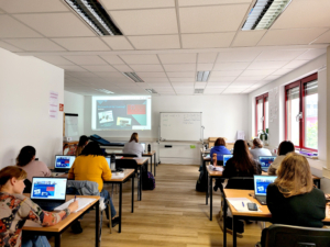 TN_20251001_153404 Seminarraum des BWTW. Die Teilnehmerinnen sieht man von hinten