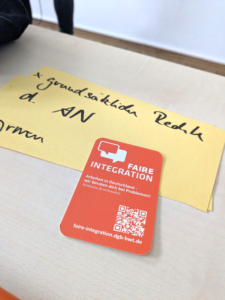 signal-2025-10-28-121930_005 Die Visitenkarte von Faire Integration auf einer Moderationskarte auf der steht "grundsätzliche Rechte der Arbeitnehmer*innen"