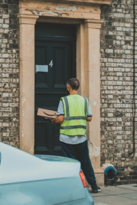 Paketdienst an einer Haustür